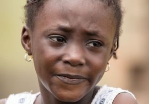 bambina-ghanese-in-un-villaggio-vicino-al-fiume-volta_1112174